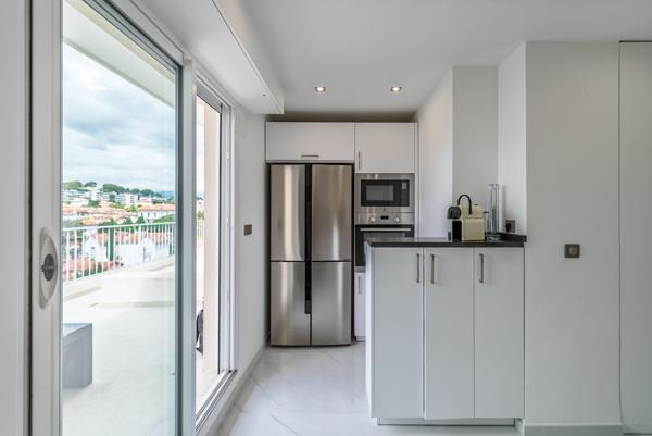 Cannes-lycée Carnot : 4 pièces Roof top traversant et rénové avec 2 grandes terrasses et aperçu mer