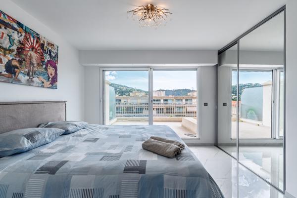 Cannes-lycée Carnot : 4 pièces Roof top traversant et rénové avec 2 grandes terrasses et aperçu mer