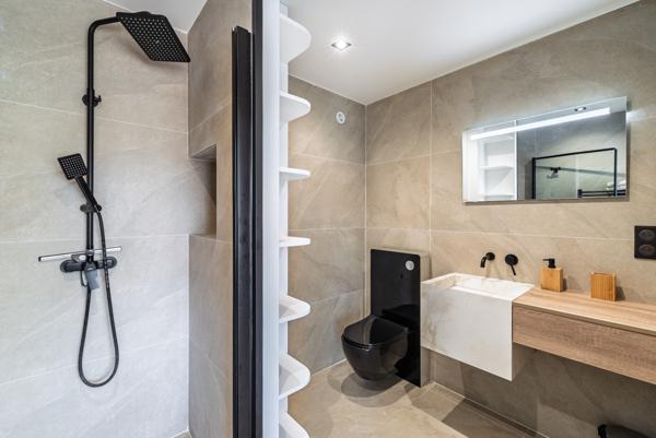 Cannes-lycée Carnot : 4 pièces Roof top traversant et rénové avec 2 grandes terrasses et aperçu mer