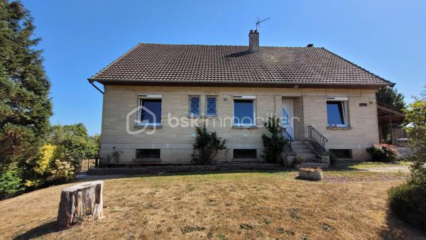 En exclusivité à Teurthéville-Bocage, découvrez ce pavillon des années 1980 couvert en tuiles, édifié sur un sous-sol intégral, implanté sur un agréable terrain.

L'entrée dessert une cuisine, une salle à manger / salon en L avec cheminée (possibilité de redistribuer les pièces). Un couloir distribue deux chambres, une salle de bain et un WC. Une véranda vient compléter ce niveau et offre une agréable vue sur le jardin.

Cette configuration permet de bénéficier d'une véritable autonomie de plain-pied avec deux chambres au rez-de-chaussée.

À l'étage, un palier distribue trois chambres supplémentaires ainsi qu'un cabinet de toilettes. Celui-ci offre la possibilité de créer une véritable salle de bain ou la possibilité d'avoir une chambre parentale selon vos besoins.

Vous l'aurez compris, cette maison de bonne construction ne demande qu'à être rafraîchie afin de révéler tout son potentiel. Elle offre de beaux volumes et une configuration idéale pour une famille.

Côté extérieur, vous profiterez d'un grand jardin ainsi que d'un sous-sol intégral offrant de nombreuses possibilités de rangement, de stationnement ou d'aménagement.

Les plus de la maison :

Cinq chambres, autonomie de plain-pied, huisseries PVC, pompe à chaleur, sous-sol intégral, grand jardin, beaux volumes, grandes possibilités de distribution des pièces, grande cour et environnement calme.

Pour plus d'informations ou pour organiser une visite, contactez-moi.