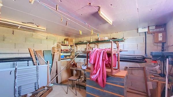 En exclusivité à Teurthéville-Bocage, découvrez ce pavillon des années 1980 couvert en tuiles, édifié sur un sous-sol intégral, implanté sur un agréable terrain.

L'entrée dessert une cuisine, une salle à manger / salon en L avec cheminée (possibilité de redistribuer les pièces). Un couloir distribue deux chambres, une salle de bain et un WC. Une véranda vient compléter ce niveau et offre une agréable vue sur le jardin.

Cette configuration permet de bénéficier d'une véritable autonomie de plain-pied avec deux chambres au rez-de-chaussée.

À l'étage, un palier distribue trois chambres supplémentaires ainsi qu'un cabinet de toilettes. Celui-ci offre la possibilité de créer une véritable salle de bain ou la possibilité d'avoir une chambre parentale selon vos besoins.

Vous l'aurez compris, cette maison de bonne construction ne demande qu'à être rafraîchie afin de révéler tout son potentiel. Elle offre de beaux volumes et une configuration idéale pour une famille.

Côté extérieur, vous profiterez d'un grand jardin ainsi que d'un sous-sol intégral offrant de nombreuses possibilités de rangement, de stationnement ou d'aménagement.

Les plus de la maison :

Cinq chambres, autonomie de plain-pied, huisseries PVC, pompe à chaleur, sous-sol intégral, grand jardin, beaux volumes, grandes possibilités de distribution des pièces, grande cour et environnement calme.

Pour plus d'informations ou pour organiser une visite, contactez-moi.