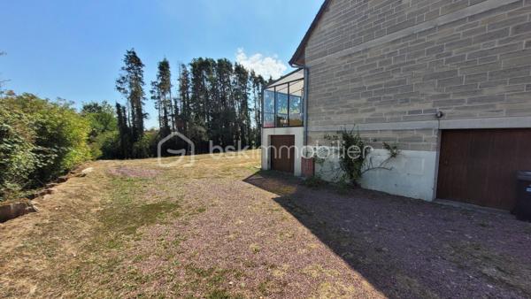 En exclusivité à Teurthéville-Bocage, découvrez ce pavillon des années 1980 couvert en tuiles, édifié sur un sous-sol intégral, implanté sur un agréable terrain.

L'entrée dessert une cuisine, une salle à manger / salon en L avec cheminée (possibilité de redistribuer les pièces). Un couloir distribue deux chambres, une salle de bain et un WC. Une véranda vient compléter ce niveau et offre une agréable vue sur le jardin.

Cette configuration permet de bénéficier d'une véritable autonomie de plain-pied avec deux chambres au rez-de-chaussée.

À l'étage, un palier distribue trois chambres supplémentaires ainsi qu'un cabinet de toilettes. Celui-ci offre la possibilité de créer une véritable salle de bain ou la possibilité d'avoir une chambre parentale selon vos besoins.

Vous l'aurez compris, cette maison de bonne construction ne demande qu'à être rafraîchie afin de révéler tout son potentiel. Elle offre de beaux volumes et une configuration idéale pour une famille.

Côté extérieur, vous profiterez d'un grand jardin ainsi que d'un sous-sol intégral offrant de nombreuses possibilités de rangement, de stationnement ou d'aménagement.

Les plus de la maison :

Cinq chambres, autonomie de plain-pied, huisseries PVC, pompe à chaleur, sous-sol intégral, grand jardin, beaux volumes, grandes possibilités de distribution des pièces, grande cour et environnement calme.

Pour plus d'informations ou pour organiser une visite, contactez-moi.