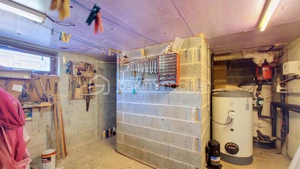 En exclusivité à Teurthéville-Bocage, découvrez ce pavillon des années 1980 couvert en tuiles, édifié sur un sous-sol intégral, implanté sur un agréable terrain.

L'entrée dessert une cuisine, une salle à manger / salon en L avec cheminée (possibilité de redistribuer les pièces). Un couloir distribue deux chambres, une salle de bain et un WC. Une véranda vient compléter ce niveau et offre une agréable vue sur le jardin.

Cette configuration permet de bénéficier d'une véritable autonomie de plain-pied avec deux chambres au rez-de-chaussée.

À l'étage, un palier distribue trois chambres supplémentaires ainsi qu'un cabinet de toilettes. Celui-ci offre la possibilité de créer une véritable salle de bain ou la possibilité d'avoir une chambre parentale selon vos besoins.

Vous l'aurez compris, cette maison de bonne construction ne demande qu'à être rafraîchie afin de révéler tout son potentiel. Elle offre de beaux volumes et une configuration idéale pour une famille.

Côté extérieur, vous profiterez d'un grand jardin ainsi que d'un sous-sol intégral offrant de nombreuses possibilités de rangement, de stationnement ou d'aménagement.

Les plus de la maison :

Cinq chambres, autonomie de plain-pied, huisseries PVC, pompe à chaleur, sous-sol intégral, grand jardin, beaux volumes, grandes possibilités de distribution des pièces, grande cour et environnement calme.

Pour plus d'informations ou pour organiser une visite, contactez-moi.
