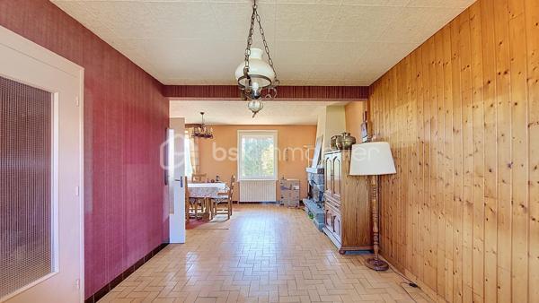 En exclusivité à Teurthéville-Bocage, découvrez ce pavillon des années 1980 couvert en tuiles, édifié sur un sous-sol intégral, implanté sur un agréable terrain.

L'entrée dessert une cuisine, une salle à manger / salon en L avec cheminée (possibilité de redistribuer les pièces). Un couloir distribue deux chambres, une salle de bain et un WC. Une véranda vient compléter ce niveau et offre une agréable vue sur le jardin.

Cette configuration permet de bénéficier d'une véritable autonomie de plain-pied avec deux chambres au rez-de-chaussée.

À l'étage, un palier distribue trois chambres supplémentaires ainsi qu'un cabinet de toilettes. Celui-ci offre la possibilité de créer une véritable salle de bain ou la possibilité d'avoir une chambre parentale selon vos besoins.

Vous l'aurez compris, cette maison de bonne construction ne demande qu'à être rafraîchie afin de révéler tout son potentiel. Elle offre de beaux volumes et une configuration idéale pour une famille.

Côté extérieur, vous profiterez d'un grand jardin ainsi que d'un sous-sol intégral offrant de nombreuses possibilités de rangement, de stationnement ou d'aménagement.

Les plus de la maison :

Cinq chambres, autonomie de plain-pied, huisseries PVC, pompe à chaleur, sous-sol intégral, grand jardin, beaux volumes, grandes possibilités de distribution des pièces, grande cour et environnement calme.

Pour plus d'informations ou pour organiser une visite, contactez-moi.