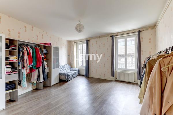 Grand t1 traversant en face du marché couvert