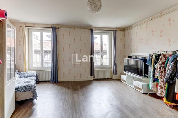 Grand t1 traversant en face du marché couvert