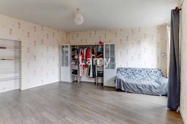 Grand t1 traversant en face du marché couvert