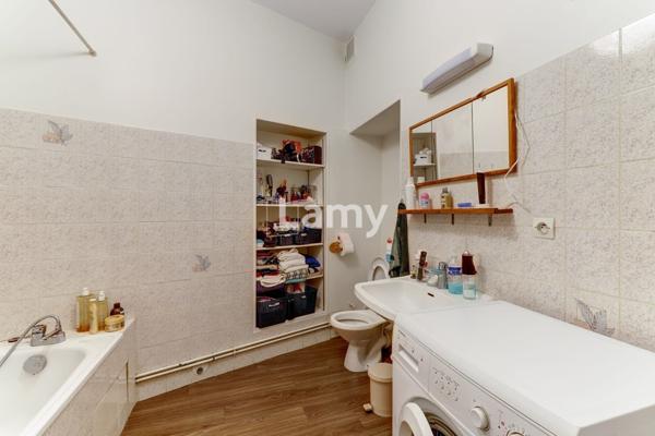 Grand t1 traversant en face du marché couvert