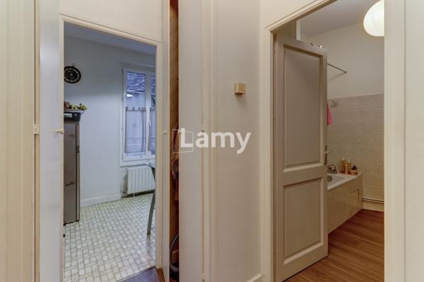 Grand t1 traversant en face du marché couvert