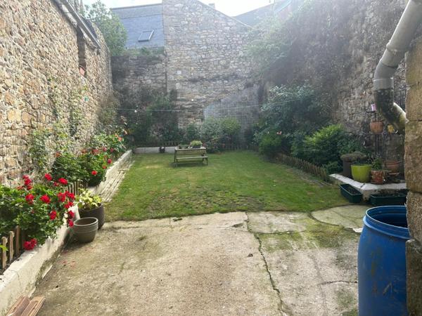 IMMEUBLE, COMMERCE ET APPARTEMENT AVEC JARDIN