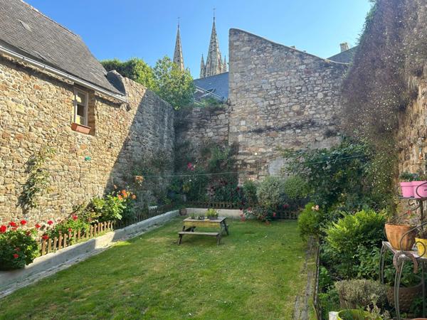 IMMEUBLE, COMMERCE ET APPARTEMENT AVEC JARDIN