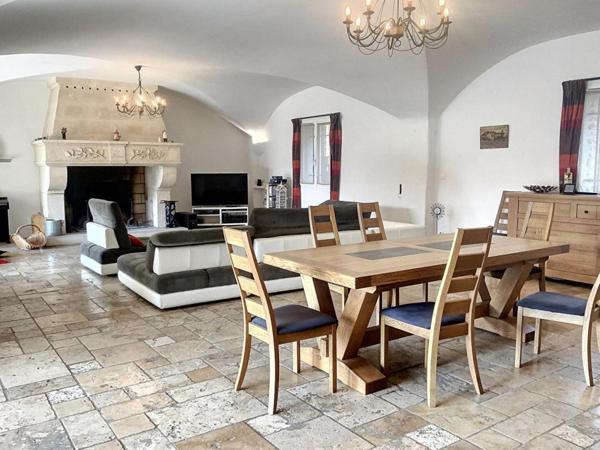 Banon, belle propriété de 552 m² avec gîte sur 20 HA avec piscine