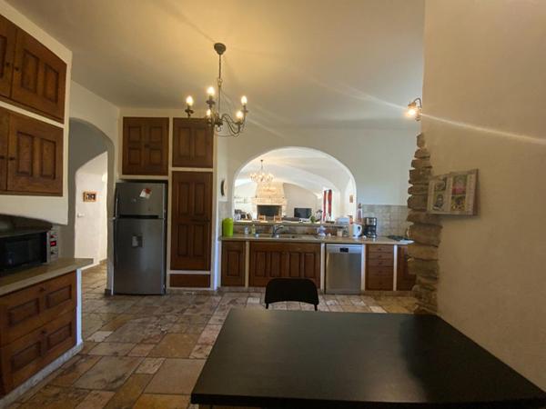 Banon, belle propriété de 552 m² avec gîte sur 20 HA avec piscine