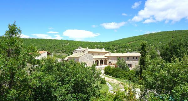 Banon, belle propriété de 552 m² avec gîte sur 20 HA avec piscine