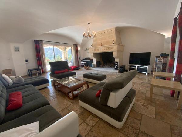 Banon, belle propriété de 552 m² avec gîte sur 20 HA avec piscine