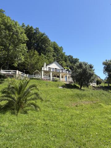 Au coeur des Côteaux d'Arbus, dans un environnement calme et verdoyant, découvrez cette maison de caractère datant de 1949, développant 142.5 m² habitables sur un magnifique terrain  de 6631 m² clôturé offrant une superbe vue dégagée sur la campagne environnante. 

La maison se compose EN RDC  d'une grande cuisine ouverte aménagée de 37 m², d'un vaste séjour de 41 m² chaleureux avec insert, un cellier, un WC, d'une vaste  terrasse agrémentée d'un adorable coin Jacuzzi. 
L'étage dessert 3 chambres dont deux avec dressing, une salle d'eau avec WC, une grande terrasse expo sud. .  La luminosité naturelle offre un cadre de vie agréable, à personnaliser selon vos envies. 

A l'extérieur, les amoureux d'espace apprécieront le grand terrain arboré ainsi que les dépendances, notamment un grand atelier de 72 m² et un grand abri bois de 33m². 
Une piscine à rénover avec son pool house complète cet ensemble et laisse entrevoir un fort potentiel pour créer un espace de détente privilégié. 

Côté confort, la maison est équipée d'une climatisation réversible et d'une centrale photovoltaïque de 9kWc en autoconsommation  avec revente du surplus, un véritable atout pour maitriser ses dépenses. 
Des travaux sont à prévoir : notamment le remplacement de certaines huisseries permettant aux futurs propriétaires de valoriser pleinement le charme et le potentiel de cette propriété. 

Une maison authentique, bénéficiant d'un cadre exceptionnel et d'une vue imprenable, idéale pour les amoureux de nature et de tranquillité.