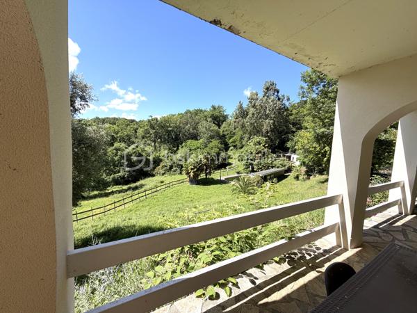 Au coeur des Côteaux d'Arbus, dans un environnement calme et verdoyant, découvrez cette maison de caractère datant de 1949, développant 142.5 m² habitables sur un magnifique terrain  de 6631 m² clôturé offrant une superbe vue dégagée sur la campagne environnante. 

La maison se compose EN RDC  d'une grande cuisine ouverte aménagée de 37 m², d'un vaste séjour de 41 m² chaleureux avec insert, un cellier, un WC, d'une vaste  terrasse agrémentée d'un adorable coin Jacuzzi. 
L'étage dessert 3 chambres dont deux avec dressing, une salle d'eau avec WC, une grande terrasse expo sud. .  La luminosité naturelle offre un cadre de vie agréable, à personnaliser selon vos envies. 

A l'extérieur, les amoureux d'espace apprécieront le grand terrain arboré ainsi que les dépendances, notamment un grand atelier de 72 m² et un grand abri bois de 33m². 
Une piscine à rénover avec son pool house complète cet ensemble et laisse entrevoir un fort potentiel pour créer un espace de détente privilégié. 

Côté confort, la maison est équipée d'une climatisation réversible et d'une centrale photovoltaïque de 9kWc en autoconsommation  avec revente du surplus, un véritable atout pour maitriser ses dépenses. 
Des travaux sont à prévoir : notamment le remplacement de certaines huisseries permettant aux futurs propriétaires de valoriser pleinement le charme et le potentiel de cette propriété. 

Une maison authentique, bénéficiant d'un cadre exceptionnel et d'une vue imprenable, idéale pour les amoureux de nature et de tranquillité.