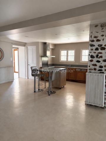 Au coeur des Côteaux d'Arbus, dans un environnement calme et verdoyant, découvrez cette maison de caractère datant de 1949, développant 142.5 m² habitables sur un magnifique terrain  de 6631 m² clôturé offrant une superbe vue dégagée sur la campagne environnante. 

La maison se compose EN RDC  d'une grande cuisine ouverte aménagée de 37 m², d'un vaste séjour de 41 m² chaleureux avec insert, un cellier, un WC, d'une vaste  terrasse agrémentée d'un adorable coin Jacuzzi. 
L'étage dessert 3 chambres dont deux avec dressing, une salle d'eau avec WC, une grande terrasse expo sud. .  La luminosité naturelle offre un cadre de vie agréable, à personnaliser selon vos envies. 

A l'extérieur, les amoureux d'espace apprécieront le grand terrain arboré ainsi que les dépendances, notamment un grand atelier de 72 m² et un grand abri bois de 33m². 
Une piscine à rénover avec son pool house complète cet ensemble et laisse entrevoir un fort potentiel pour créer un espace de détente privilégié. 

Côté confort, la maison est équipée d'une climatisation réversible et d'une centrale photovoltaïque de 9kWc en autoconsommation  avec revente du surplus, un véritable atout pour maitriser ses dépenses. 
Des travaux sont à prévoir : notamment le remplacement de certaines huisseries permettant aux futurs propriétaires de valoriser pleinement le charme et le potentiel de cette propriété. 

Une maison authentique, bénéficiant d'un cadre exceptionnel et d'une vue imprenable, idéale pour les amoureux de nature et de tranquillité.