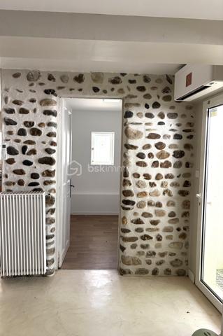 Au coeur des Côteaux d'Arbus, dans un environnement calme et verdoyant, découvrez cette maison de caractère datant de 1949, développant 142.5 m² habitables sur un magnifique terrain  de 6631 m² clôturé offrant une superbe vue dégagée sur la campagne environnante. 

La maison se compose EN RDC  d'une grande cuisine ouverte aménagée de 37 m², d'un vaste séjour de 41 m² chaleureux avec insert, un cellier, un WC, d'une vaste  terrasse agrémentée d'un adorable coin Jacuzzi. 
L'étage dessert 3 chambres dont deux avec dressing, une salle d'eau avec WC, une grande terrasse expo sud. .  La luminosité naturelle offre un cadre de vie agréable, à personnaliser selon vos envies. 

A l'extérieur, les amoureux d'espace apprécieront le grand terrain arboré ainsi que les dépendances, notamment un grand atelier de 72 m² et un grand abri bois de 33m². 
Une piscine à rénover avec son pool house complète cet ensemble et laisse entrevoir un fort potentiel pour créer un espace de détente privilégié. 

Côté confort, la maison est équipée d'une climatisation réversible et d'une centrale photovoltaïque de 9kWc en autoconsommation  avec revente du surplus, un véritable atout pour maitriser ses dépenses. 
Des travaux sont à prévoir : notamment le remplacement de certaines huisseries permettant aux futurs propriétaires de valoriser pleinement le charme et le potentiel de cette propriété. 

Une maison authentique, bénéficiant d'un cadre exceptionnel et d'une vue imprenable, idéale pour les amoureux de nature et de tranquillité.