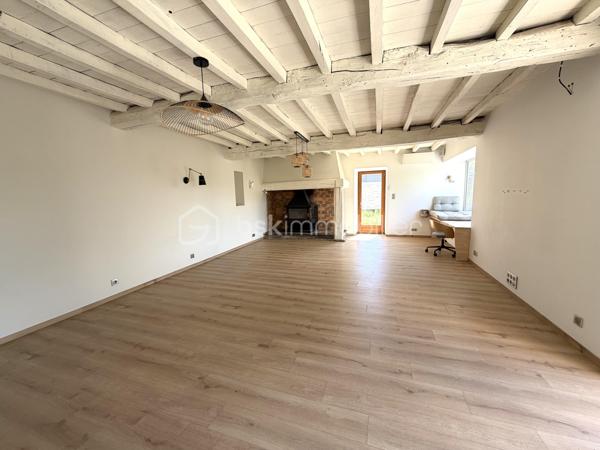 Au coeur des Côteaux d'Arbus, dans un environnement calme et verdoyant, découvrez cette maison de caractère datant de 1949, développant 142.5 m² habitables sur un magnifique terrain  de 6631 m² clôturé offrant une superbe vue dégagée sur la campagne environnante. 

La maison se compose EN RDC  d'une grande cuisine ouverte aménagée de 37 m², d'un vaste séjour de 41 m² chaleureux avec insert, un cellier, un WC, d'une vaste  terrasse agrémentée d'un adorable coin Jacuzzi. 
L'étage dessert 3 chambres dont deux avec dressing, une salle d'eau avec WC, une grande terrasse expo sud. .  La luminosité naturelle offre un cadre de vie agréable, à personnaliser selon vos envies. 

A l'extérieur, les amoureux d'espace apprécieront le grand terrain arboré ainsi que les dépendances, notamment un grand atelier de 72 m² et un grand abri bois de 33m². 
Une piscine à rénover avec son pool house complète cet ensemble et laisse entrevoir un fort potentiel pour créer un espace de détente privilégié. 

Côté confort, la maison est équipée d'une climatisation réversible et d'une centrale photovoltaïque de 9kWc en autoconsommation  avec revente du surplus, un véritable atout pour maitriser ses dépenses. 
Des travaux sont à prévoir : notamment le remplacement de certaines huisseries permettant aux futurs propriétaires de valoriser pleinement le charme et le potentiel de cette propriété. 

Une maison authentique, bénéficiant d'un cadre exceptionnel et d'une vue imprenable, idéale pour les amoureux de nature et de tranquillité.
