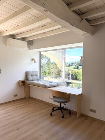 Au coeur des Côteaux d'Arbus, dans un environnement calme et verdoyant, découvrez cette maison de caractère datant de 1949, développant 142.5 m² habitables sur un magnifique terrain  de 6631 m² clôturé offrant une superbe vue dégagée sur la campagne environnante. 

La maison se compose EN RDC  d'une grande cuisine ouverte aménagée de 37 m², d'un vaste séjour de 41 m² chaleureux avec insert, un cellier, un WC, d'une vaste  terrasse agrémentée d'un adorable coin Jacuzzi. 
L'étage dessert 3 chambres dont deux avec dressing, une salle d'eau avec WC, une grande terrasse expo sud. .  La luminosité naturelle offre un cadre de vie agréable, à personnaliser selon vos envies. 

A l'extérieur, les amoureux d'espace apprécieront le grand terrain arboré ainsi que les dépendances, notamment un grand atelier de 72 m² et un grand abri bois de 33m². 
Une piscine à rénover avec son pool house complète cet ensemble et laisse entrevoir un fort potentiel pour créer un espace de détente privilégié. 

Côté confort, la maison est équipée d'une climatisation réversible et d'une centrale photovoltaïque de 9kWc en autoconsommation  avec revente du surplus, un véritable atout pour maitriser ses dépenses. 
Des travaux sont à prévoir : notamment le remplacement de certaines huisseries permettant aux futurs propriétaires de valoriser pleinement le charme et le potentiel de cette propriété. 

Une maison authentique, bénéficiant d'un cadre exceptionnel et d'une vue imprenable, idéale pour les amoureux de nature et de tranquillité.