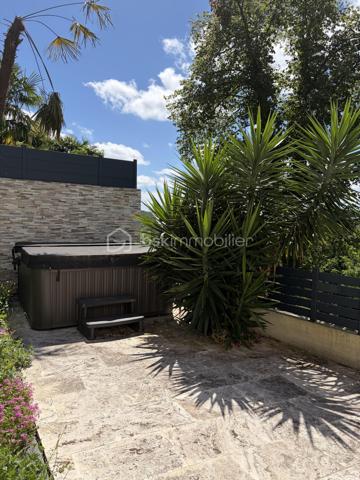 Au coeur des Côteaux d'Arbus, dans un environnement calme et verdoyant, découvrez cette maison de caractère datant de 1949, développant 142.5 m² habitables sur un magnifique terrain  de 6631 m² clôturé offrant une superbe vue dégagée sur la campagne environnante. 

La maison se compose EN RDC  d'une grande cuisine ouverte aménagée de 37 m², d'un vaste séjour de 41 m² chaleureux avec insert, un cellier, un WC, d'une vaste  terrasse agrémentée d'un adorable coin Jacuzzi. 
L'étage dessert 3 chambres dont deux avec dressing, une salle d'eau avec WC, une grande terrasse expo sud. .  La luminosité naturelle offre un cadre de vie agréable, à personnaliser selon vos envies. 

A l'extérieur, les amoureux d'espace apprécieront le grand terrain arboré ainsi que les dépendances, notamment un grand atelier de 72 m² et un grand abri bois de 33m². 
Une piscine à rénover avec son pool house complète cet ensemble et laisse entrevoir un fort potentiel pour créer un espace de détente privilégié. 

Côté confort, la maison est équipée d'une climatisation réversible et d'une centrale photovoltaïque de 9kWc en autoconsommation  avec revente du surplus, un véritable atout pour maitriser ses dépenses. 
Des travaux sont à prévoir : notamment le remplacement de certaines huisseries permettant aux futurs propriétaires de valoriser pleinement le charme et le potentiel de cette propriété. 

Une maison authentique, bénéficiant d'un cadre exceptionnel et d'une vue imprenable, idéale pour les amoureux de nature et de tranquillité.