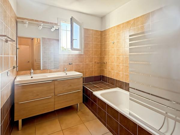 Mougins - Appartement en rez-de-jardin - 3 pièces 68 m² - Piscine - Garage et cave