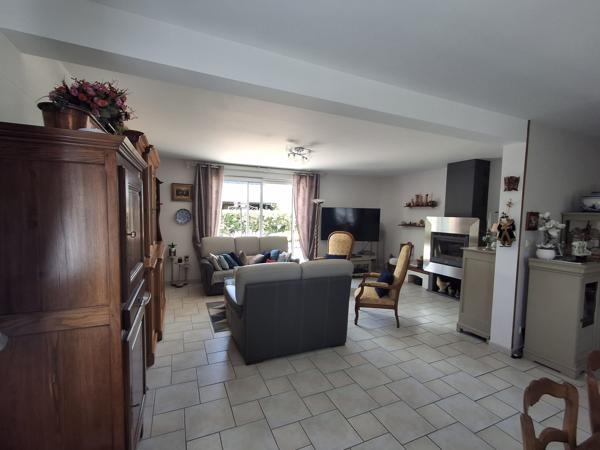 À vendre - Maison contemporaine, 9 pièces située à Tours (37000)
