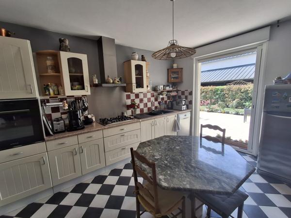 À vendre - Maison contemporaine, 9 pièces située à Tours (37000)