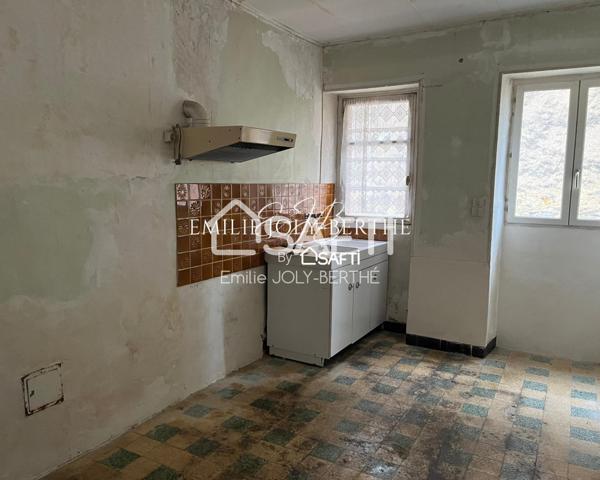 MAISON DE VILLAGE A RESTAURER - 53340 COSSE EN CHAMPAGNE