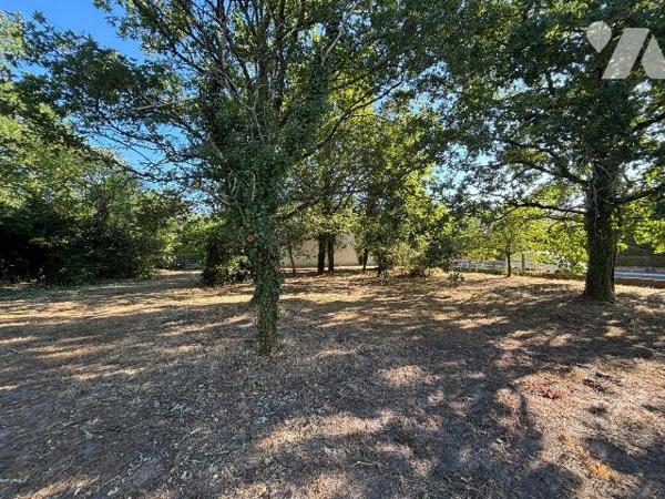 A VENDRE, Gironde, proche Bordeaux, PAREMPUYRE secteur calme proche du centre, terrain à bâtir ...