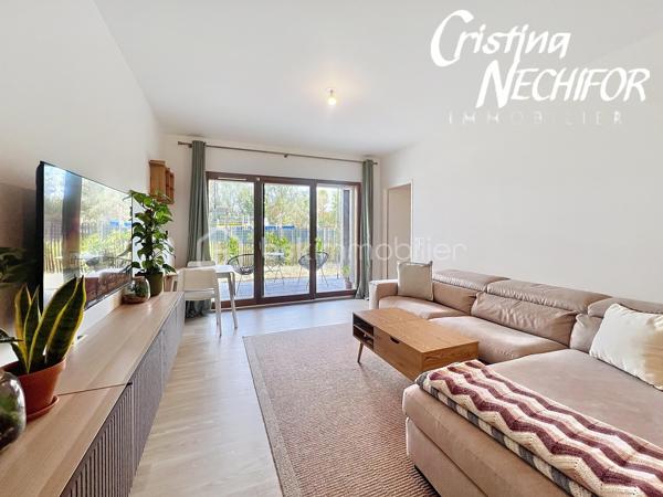 Et si votre prochain chez-vous réunissait emplacement, confort et extérieur ? 

Découvrez ce bel appartement 4 pièces avec jardin, idéalement situé à Montévrain, dans un environnement recherché et particulièrement pratique pour une vie de famille…

4 pièces avec de beaux espaces de vie
Jardin privatif pour profiter des beaux jours, prendre un café en extérieur ou laisser les enfants jouer
1 place de parking en sous-sol
1 cave
 Résidence récente de 2024, pensée selon les standards actuels de confort et de performance énergétique
 Résidence à basse consommation, offrant un cadre de vie moderne et agréable

📍 UN EMPLACEMENT QUI CHANGE TOUT !

🚆 RER A à seulement 7 minutes à pied → idéal pour rejoindre Paris en 35 min et profiter de la proximité de Val d’Europe.

🎒 École maternelle à moins de 5 minutes à pied : un véritable confort au quotidien pour les familles.

🏫 Collège Lucie Aubrac à moins de 10 minutes à pied. 

🎓 Futur lycée de Montévrain à proximité, un projet structurant pour le quartier.

🛍️ Clos du Chêne à environ 5 minutes à pied : commerces, alimentation, services, loisirs, restaurants… tout est réuni à proximité.

🎢 Et bien sûr, vous profitez de l’environnement privilégié de Val d’Europe et de Disneyland Paris, tout en bénéficiant d’un quartier résidentiel et familial.

❤️ POURQUOI VOUS ALLEZ L’AIMER ?

Parce qu’il réunit les critères les plus recherchés aujourd’hui :

un extérieur + une résidence récente + un parking + une cave + les écoles + les commerces + le RER A à pied.

C’est le type de bien qui offre à la fois un vrai confort de vie aujourd’hui et un emplacement recherché pour demain.

Vous recherchez un appartement familial à Montévrain avec jardin et proche du RER ?

Contactez-moi dès maintenant pour recevoir les informations complémentaires et organiser votre visite.