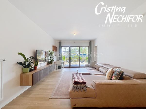Et si votre prochain chez-vous réunissait emplacement, confort et extérieur ? 

Découvrez ce bel appartement 4 pièces avec jardin, idéalement situé à Montévrain, dans un environnement recherché et particulièrement pratique pour une vie de famille…

4 pièces avec de beaux espaces de vie
Jardin privatif pour profiter des beaux jours, prendre un café en extérieur ou laisser les enfants jouer
1 place de parking en sous-sol
1 cave
 Résidence récente de 2024, pensée selon les standards actuels de confort et de performance énergétique
 Résidence à basse consommation, offrant un cadre de vie moderne et agréable

📍 UN EMPLACEMENT QUI CHANGE TOUT !

🚆 RER A à seulement 7 minutes à pied → idéal pour rejoindre Paris en 35 min et profiter de la proximité de Val d’Europe.

🎒 École maternelle à moins de 5 minutes à pied : un véritable confort au quotidien pour les familles.

🏫 Collège Lucie Aubrac à moins de 10 minutes à pied. 

🎓 Futur lycée de Montévrain à proximité, un projet structurant pour le quartier.

🛍️ Clos du Chêne à environ 5 minutes à pied : commerces, alimentation, services, loisirs, restaurants… tout est réuni à proximité.

🎢 Et bien sûr, vous profitez de l’environnement privilégié de Val d’Europe et de Disneyland Paris, tout en bénéficiant d’un quartier résidentiel et familial.

❤️ POURQUOI VOUS ALLEZ L’AIMER ?

Parce qu’il réunit les critères les plus recherchés aujourd’hui :

un extérieur + une résidence récente + un parking + une cave + les écoles + les commerces + le RER A à pied.

C’est le type de bien qui offre à la fois un vrai confort de vie aujourd’hui et un emplacement recherché pour demain.

Vous recherchez un appartement familial à Montévrain avec jardin et proche du RER ?

Contactez-moi dès maintenant pour recevoir les informations complémentaires et organiser votre visite.