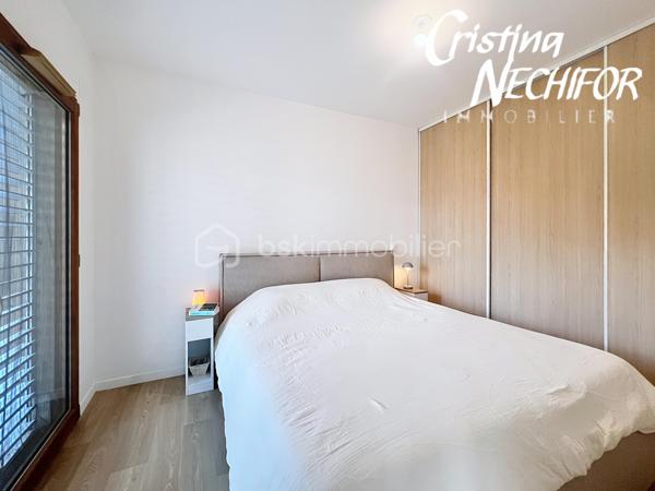 Et si votre prochain chez-vous réunissait emplacement, confort et extérieur ? 

Découvrez ce bel appartement 4 pièces avec jardin, idéalement situé à Montévrain, dans un environnement recherché et particulièrement pratique pour une vie de famille…

4 pièces avec de beaux espaces de vie
Jardin privatif pour profiter des beaux jours, prendre un café en extérieur ou laisser les enfants jouer
1 place de parking en sous-sol
1 cave
 Résidence récente de 2024, pensée selon les standards actuels de confort et de performance énergétique
 Résidence à basse consommation, offrant un cadre de vie moderne et agréable

📍 UN EMPLACEMENT QUI CHANGE TOUT !

🚆 RER A à seulement 7 minutes à pied → idéal pour rejoindre Paris en 35 min et profiter de la proximité de Val d’Europe.

🎒 École maternelle à moins de 5 minutes à pied : un véritable confort au quotidien pour les familles.

🏫 Collège Lucie Aubrac à moins de 10 minutes à pied. 

🎓 Futur lycée de Montévrain à proximité, un projet structurant pour le quartier.

🛍️ Clos du Chêne à environ 5 minutes à pied : commerces, alimentation, services, loisirs, restaurants… tout est réuni à proximité.

🎢 Et bien sûr, vous profitez de l’environnement privilégié de Val d’Europe et de Disneyland Paris, tout en bénéficiant d’un quartier résidentiel et familial.

❤️ POURQUOI VOUS ALLEZ L’AIMER ?

Parce qu’il réunit les critères les plus recherchés aujourd’hui :

un extérieur + une résidence récente + un parking + une cave + les écoles + les commerces + le RER A à pied.

C’est le type de bien qui offre à la fois un vrai confort de vie aujourd’hui et un emplacement recherché pour demain.

Vous recherchez un appartement familial à Montévrain avec jardin et proche du RER ?

Contactez-moi dès maintenant pour recevoir les informations complémentaires et organiser votre visite.