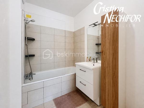 Et si votre prochain chez-vous réunissait emplacement, confort et extérieur ? 

Découvrez ce bel appartement 4 pièces avec jardin, idéalement situé à Montévrain, dans un environnement recherché et particulièrement pratique pour une vie de famille…

4 pièces avec de beaux espaces de vie
Jardin privatif pour profiter des beaux jours, prendre un café en extérieur ou laisser les enfants jouer
1 place de parking en sous-sol
1 cave
 Résidence récente de 2024, pensée selon les standards actuels de confort et de performance énergétique
 Résidence à basse consommation, offrant un cadre de vie moderne et agréable

📍 UN EMPLACEMENT QUI CHANGE TOUT !

🚆 RER A à seulement 7 minutes à pied → idéal pour rejoindre Paris en 35 min et profiter de la proximité de Val d’Europe.

🎒 École maternelle à moins de 5 minutes à pied : un véritable confort au quotidien pour les familles.

🏫 Collège Lucie Aubrac à moins de 10 minutes à pied. 

🎓 Futur lycée de Montévrain à proximité, un projet structurant pour le quartier.

🛍️ Clos du Chêne à environ 5 minutes à pied : commerces, alimentation, services, loisirs, restaurants… tout est réuni à proximité.

🎢 Et bien sûr, vous profitez de l’environnement privilégié de Val d’Europe et de Disneyland Paris, tout en bénéficiant d’un quartier résidentiel et familial.

❤️ POURQUOI VOUS ALLEZ L’AIMER ?

Parce qu’il réunit les critères les plus recherchés aujourd’hui :

un extérieur + une résidence récente + un parking + une cave + les écoles + les commerces + le RER A à pied.

C’est le type de bien qui offre à la fois un vrai confort de vie aujourd’hui et un emplacement recherché pour demain.

Vous recherchez un appartement familial à Montévrain avec jardin et proche du RER ?

Contactez-moi dès maintenant pour recevoir les informations complémentaires et organiser votre visite.