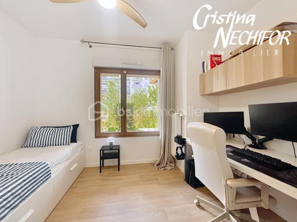 Et si votre prochain chez-vous réunissait emplacement, confort et extérieur ? 

Découvrez ce bel appartement 4 pièces avec jardin, idéalement situé à Montévrain, dans un environnement recherché et particulièrement pratique pour une vie de famille…

4 pièces avec de beaux espaces de vie
Jardin privatif pour profiter des beaux jours, prendre un café en extérieur ou laisser les enfants jouer
1 place de parking en sous-sol
1 cave
 Résidence récente de 2024, pensée selon les standards actuels de confort et de performance énergétique
 Résidence à basse consommation, offrant un cadre de vie moderne et agréable

📍 UN EMPLACEMENT QUI CHANGE TOUT !

🚆 RER A à seulement 7 minutes à pied → idéal pour rejoindre Paris en 35 min et profiter de la proximité de Val d’Europe.

🎒 École maternelle à moins de 5 minutes à pied : un véritable confort au quotidien pour les familles.

🏫 Collège Lucie Aubrac à moins de 10 minutes à pied. 

🎓 Futur lycée de Montévrain à proximité, un projet structurant pour le quartier.

🛍️ Clos du Chêne à environ 5 minutes à pied : commerces, alimentation, services, loisirs, restaurants… tout est réuni à proximité.

🎢 Et bien sûr, vous profitez de l’environnement privilégié de Val d’Europe et de Disneyland Paris, tout en bénéficiant d’un quartier résidentiel et familial.

❤️ POURQUOI VOUS ALLEZ L’AIMER ?

Parce qu’il réunit les critères les plus recherchés aujourd’hui :

un extérieur + une résidence récente + un parking + une cave + les écoles + les commerces + le RER A à pied.

C’est le type de bien qui offre à la fois un vrai confort de vie aujourd’hui et un emplacement recherché pour demain.

Vous recherchez un appartement familial à Montévrain avec jardin et proche du RER ?

Contactez-moi dès maintenant pour recevoir les informations complémentaires et organiser votre visite.