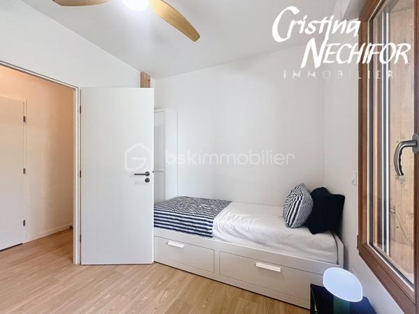Et si votre prochain chez-vous réunissait emplacement, confort et extérieur ? 

Découvrez ce bel appartement 4 pièces avec jardin, idéalement situé à Montévrain, dans un environnement recherché et particulièrement pratique pour une vie de famille…

4 pièces avec de beaux espaces de vie
Jardin privatif pour profiter des beaux jours, prendre un café en extérieur ou laisser les enfants jouer
1 place de parking en sous-sol
1 cave
 Résidence récente de 2024, pensée selon les standards actuels de confort et de performance énergétique
 Résidence à basse consommation, offrant un cadre de vie moderne et agréable

📍 UN EMPLACEMENT QUI CHANGE TOUT !

🚆 RER A à seulement 7 minutes à pied → idéal pour rejoindre Paris en 35 min et profiter de la proximité de Val d’Europe.

🎒 École maternelle à moins de 5 minutes à pied : un véritable confort au quotidien pour les familles.

🏫 Collège Lucie Aubrac à moins de 10 minutes à pied. 

🎓 Futur lycée de Montévrain à proximité, un projet structurant pour le quartier.

🛍️ Clos du Chêne à environ 5 minutes à pied : commerces, alimentation, services, loisirs, restaurants… tout est réuni à proximité.

🎢 Et bien sûr, vous profitez de l’environnement privilégié de Val d’Europe et de Disneyland Paris, tout en bénéficiant d’un quartier résidentiel et familial.

❤️ POURQUOI VOUS ALLEZ L’AIMER ?

Parce qu’il réunit les critères les plus recherchés aujourd’hui :

un extérieur + une résidence récente + un parking + une cave + les écoles + les commerces + le RER A à pied.

C’est le type de bien qui offre à la fois un vrai confort de vie aujourd’hui et un emplacement recherché pour demain.

Vous recherchez un appartement familial à Montévrain avec jardin et proche du RER ?

Contactez-moi dès maintenant pour recevoir les informations complémentaires et organiser votre visite.