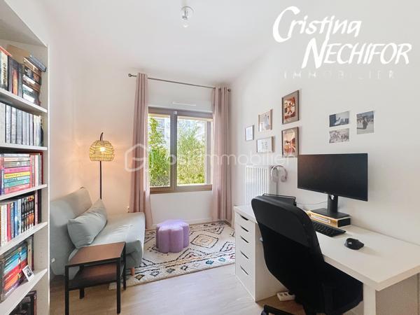 Et si votre prochain chez-vous réunissait emplacement, confort et extérieur ? 

Découvrez ce bel appartement 4 pièces avec jardin, idéalement situé à Montévrain, dans un environnement recherché et particulièrement pratique pour une vie de famille…

4 pièces avec de beaux espaces de vie
Jardin privatif pour profiter des beaux jours, prendre un café en extérieur ou laisser les enfants jouer
1 place de parking en sous-sol
1 cave
 Résidence récente de 2024, pensée selon les standards actuels de confort et de performance énergétique
 Résidence à basse consommation, offrant un cadre de vie moderne et agréable

📍 UN EMPLACEMENT QUI CHANGE TOUT !

🚆 RER A à seulement 7 minutes à pied → idéal pour rejoindre Paris en 35 min et profiter de la proximité de Val d’Europe.

🎒 École maternelle à moins de 5 minutes à pied : un véritable confort au quotidien pour les familles.

🏫 Collège Lucie Aubrac à moins de 10 minutes à pied. 

🎓 Futur lycée de Montévrain à proximité, un projet structurant pour le quartier.

🛍️ Clos du Chêne à environ 5 minutes à pied : commerces, alimentation, services, loisirs, restaurants… tout est réuni à proximité.

🎢 Et bien sûr, vous profitez de l’environnement privilégié de Val d’Europe et de Disneyland Paris, tout en bénéficiant d’un quartier résidentiel et familial.

❤️ POURQUOI VOUS ALLEZ L’AIMER ?

Parce qu’il réunit les critères les plus recherchés aujourd’hui :

un extérieur + une résidence récente + un parking + une cave + les écoles + les commerces + le RER A à pied.

C’est le type de bien qui offre à la fois un vrai confort de vie aujourd’hui et un emplacement recherché pour demain.

Vous recherchez un appartement familial à Montévrain avec jardin et proche du RER ?

Contactez-moi dès maintenant pour recevoir les informations complémentaires et organiser votre visite.