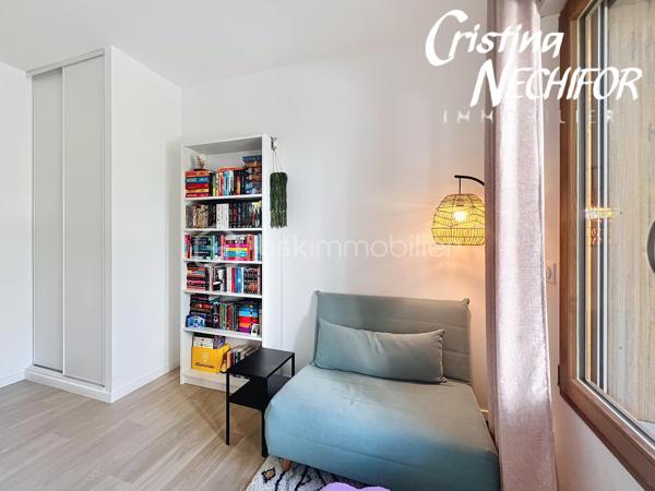 Et si votre prochain chez-vous réunissait emplacement, confort et extérieur ? 

Découvrez ce bel appartement 4 pièces avec jardin, idéalement situé à Montévrain, dans un environnement recherché et particulièrement pratique pour une vie de famille…

4 pièces avec de beaux espaces de vie
Jardin privatif pour profiter des beaux jours, prendre un café en extérieur ou laisser les enfants jouer
1 place de parking en sous-sol
1 cave
 Résidence récente de 2024, pensée selon les standards actuels de confort et de performance énergétique
 Résidence à basse consommation, offrant un cadre de vie moderne et agréable

📍 UN EMPLACEMENT QUI CHANGE TOUT !

🚆 RER A à seulement 7 minutes à pied → idéal pour rejoindre Paris en 35 min et profiter de la proximité de Val d’Europe.

🎒 École maternelle à moins de 5 minutes à pied : un véritable confort au quotidien pour les familles.

🏫 Collège Lucie Aubrac à moins de 10 minutes à pied. 

🎓 Futur lycée de Montévrain à proximité, un projet structurant pour le quartier.

🛍️ Clos du Chêne à environ 5 minutes à pied : commerces, alimentation, services, loisirs, restaurants… tout est réuni à proximité.

🎢 Et bien sûr, vous profitez de l’environnement privilégié de Val d’Europe et de Disneyland Paris, tout en bénéficiant d’un quartier résidentiel et familial.

❤️ POURQUOI VOUS ALLEZ L’AIMER ?

Parce qu’il réunit les critères les plus recherchés aujourd’hui :

un extérieur + une résidence récente + un parking + une cave + les écoles + les commerces + le RER A à pied.

C’est le type de bien qui offre à la fois un vrai confort de vie aujourd’hui et un emplacement recherché pour demain.

Vous recherchez un appartement familial à Montévrain avec jardin et proche du RER ?

Contactez-moi dès maintenant pour recevoir les informations complémentaires et organiser votre visite.