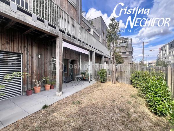 Et si votre prochain chez-vous réunissait emplacement, confort et extérieur ? 

Découvrez ce bel appartement 4 pièces avec jardin, idéalement situé à Montévrain, dans un environnement recherché et particulièrement pratique pour une vie de famille…

4 pièces avec de beaux espaces de vie
Jardin privatif pour profiter des beaux jours, prendre un café en extérieur ou laisser les enfants jouer
1 place de parking en sous-sol
1 cave
 Résidence récente de 2024, pensée selon les standards actuels de confort et de performance énergétique
 Résidence à basse consommation, offrant un cadre de vie moderne et agréable

📍 UN EMPLACEMENT QUI CHANGE TOUT !

🚆 RER A à seulement 7 minutes à pied → idéal pour rejoindre Paris en 35 min et profiter de la proximité de Val d’Europe.

🎒 École maternelle à moins de 5 minutes à pied : un véritable confort au quotidien pour les familles.

🏫 Collège Lucie Aubrac à moins de 10 minutes à pied. 

🎓 Futur lycée de Montévrain à proximité, un projet structurant pour le quartier.

🛍️ Clos du Chêne à environ 5 minutes à pied : commerces, alimentation, services, loisirs, restaurants… tout est réuni à proximité.

🎢 Et bien sûr, vous profitez de l’environnement privilégié de Val d’Europe et de Disneyland Paris, tout en bénéficiant d’un quartier résidentiel et familial.

❤️ POURQUOI VOUS ALLEZ L’AIMER ?

Parce qu’il réunit les critères les plus recherchés aujourd’hui :

un extérieur + une résidence récente + un parking + une cave + les écoles + les commerces + le RER A à pied.

C’est le type de bien qui offre à la fois un vrai confort de vie aujourd’hui et un emplacement recherché pour demain.

Vous recherchez un appartement familial à Montévrain avec jardin et proche du RER ?

Contactez-moi dès maintenant pour recevoir les informations complémentaires et organiser votre visite.