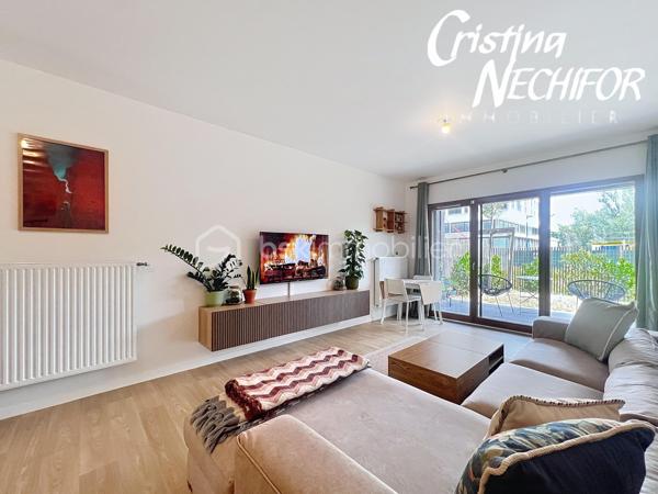 Et si votre prochain chez-vous réunissait emplacement, confort et extérieur ? 

Découvrez ce bel appartement 4 pièces avec jardin, idéalement situé à Montévrain, dans un environnement recherché et particulièrement pratique pour une vie de famille…

4 pièces avec de beaux espaces de vie
Jardin privatif pour profiter des beaux jours, prendre un café en extérieur ou laisser les enfants jouer
1 place de parking en sous-sol
1 cave
 Résidence récente de 2024, pensée selon les standards actuels de confort et de performance énergétique
 Résidence à basse consommation, offrant un cadre de vie moderne et agréable

📍 UN EMPLACEMENT QUI CHANGE TOUT !

🚆 RER A à seulement 7 minutes à pied → idéal pour rejoindre Paris en 35 min et profiter de la proximité de Val d’Europe.

🎒 École maternelle à moins de 5 minutes à pied : un véritable confort au quotidien pour les familles.

🏫 Collège Lucie Aubrac à moins de 10 minutes à pied. 

🎓 Futur lycée de Montévrain à proximité, un projet structurant pour le quartier.

🛍️ Clos du Chêne à environ 5 minutes à pied : commerces, alimentation, services, loisirs, restaurants… tout est réuni à proximité.

🎢 Et bien sûr, vous profitez de l’environnement privilégié de Val d’Europe et de Disneyland Paris, tout en bénéficiant d’un quartier résidentiel et familial.

❤️ POURQUOI VOUS ALLEZ L’AIMER ?

Parce qu’il réunit les critères les plus recherchés aujourd’hui :

un extérieur + une résidence récente + un parking + une cave + les écoles + les commerces + le RER A à pied.

C’est le type de bien qui offre à la fois un vrai confort de vie aujourd’hui et un emplacement recherché pour demain.

Vous recherchez un appartement familial à Montévrain avec jardin et proche du RER ?

Contactez-moi dès maintenant pour recevoir les informations complémentaires et organiser votre visite.