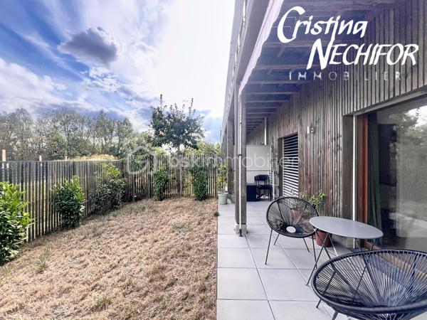 Et si votre prochain chez-vous réunissait emplacement, confort et extérieur ? 

Découvrez ce bel appartement 4 pièces avec jardin, idéalement situé à Montévrain, dans un environnement recherché et particulièrement pratique pour une vie de famille…

4 pièces avec de beaux espaces de vie
Jardin privatif pour profiter des beaux jours, prendre un café en extérieur ou laisser les enfants jouer
1 place de parking en sous-sol
1 cave
 Résidence récente de 2024, pensée selon les standards actuels de confort et de performance énergétique
 Résidence à basse consommation, offrant un cadre de vie moderne et agréable

📍 UN EMPLACEMENT QUI CHANGE TOUT !

🚆 RER A à seulement 7 minutes à pied → idéal pour rejoindre Paris en 35 min et profiter de la proximité de Val d’Europe.

🎒 École maternelle à moins de 5 minutes à pied : un véritable confort au quotidien pour les familles.

🏫 Collège Lucie Aubrac à moins de 10 minutes à pied. 

🎓 Futur lycée de Montévrain à proximité, un projet structurant pour le quartier.

🛍️ Clos du Chêne à environ 5 minutes à pied : commerces, alimentation, services, loisirs, restaurants… tout est réuni à proximité.

🎢 Et bien sûr, vous profitez de l’environnement privilégié de Val d’Europe et de Disneyland Paris, tout en bénéficiant d’un quartier résidentiel et familial.

❤️ POURQUOI VOUS ALLEZ L’AIMER ?

Parce qu’il réunit les critères les plus recherchés aujourd’hui :

un extérieur + une résidence récente + un parking + une cave + les écoles + les commerces + le RER A à pied.

C’est le type de bien qui offre à la fois un vrai confort de vie aujourd’hui et un emplacement recherché pour demain.

Vous recherchez un appartement familial à Montévrain avec jardin et proche du RER ?

Contactez-moi dès maintenant pour recevoir les informations complémentaires et organiser votre visite.