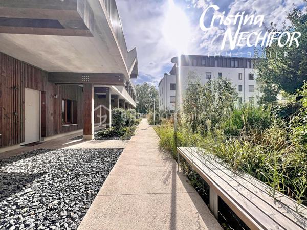 Et si votre prochain chez-vous réunissait emplacement, confort et extérieur ? 

Découvrez ce bel appartement 4 pièces avec jardin, idéalement situé à Montévrain, dans un environnement recherché et particulièrement pratique pour une vie de famille…

4 pièces avec de beaux espaces de vie
Jardin privatif pour profiter des beaux jours, prendre un café en extérieur ou laisser les enfants jouer
1 place de parking en sous-sol
1 cave
 Résidence récente de 2024, pensée selon les standards actuels de confort et de performance énergétique
 Résidence à basse consommation, offrant un cadre de vie moderne et agréable

📍 UN EMPLACEMENT QUI CHANGE TOUT !

🚆 RER A à seulement 7 minutes à pied → idéal pour rejoindre Paris en 35 min et profiter de la proximité de Val d’Europe.

🎒 École maternelle à moins de 5 minutes à pied : un véritable confort au quotidien pour les familles.

🏫 Collège Lucie Aubrac à moins de 10 minutes à pied. 

🎓 Futur lycée de Montévrain à proximité, un projet structurant pour le quartier.

🛍️ Clos du Chêne à environ 5 minutes à pied : commerces, alimentation, services, loisirs, restaurants… tout est réuni à proximité.

🎢 Et bien sûr, vous profitez de l’environnement privilégié de Val d’Europe et de Disneyland Paris, tout en bénéficiant d’un quartier résidentiel et familial.

❤️ POURQUOI VOUS ALLEZ L’AIMER ?

Parce qu’il réunit les critères les plus recherchés aujourd’hui :

un extérieur + une résidence récente + un parking + une cave + les écoles + les commerces + le RER A à pied.

C’est le type de bien qui offre à la fois un vrai confort de vie aujourd’hui et un emplacement recherché pour demain.

Vous recherchez un appartement familial à Montévrain avec jardin et proche du RER ?

Contactez-moi dès maintenant pour recevoir les informations complémentaires et organiser votre visite.