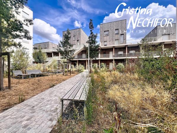 Et si votre prochain chez-vous réunissait emplacement, confort et extérieur ? 

Découvrez ce bel appartement 4 pièces avec jardin, idéalement situé à Montévrain, dans un environnement recherché et particulièrement pratique pour une vie de famille…

4 pièces avec de beaux espaces de vie
Jardin privatif pour profiter des beaux jours, prendre un café en extérieur ou laisser les enfants jouer
1 place de parking en sous-sol
1 cave
 Résidence récente de 2024, pensée selon les standards actuels de confort et de performance énergétique
 Résidence à basse consommation, offrant un cadre de vie moderne et agréable

📍 UN EMPLACEMENT QUI CHANGE TOUT !

🚆 RER A à seulement 7 minutes à pied → idéal pour rejoindre Paris en 35 min et profiter de la proximité de Val d’Europe.

🎒 École maternelle à moins de 5 minutes à pied : un véritable confort au quotidien pour les familles.

🏫 Collège Lucie Aubrac à moins de 10 minutes à pied. 

🎓 Futur lycée de Montévrain à proximité, un projet structurant pour le quartier.

🛍️ Clos du Chêne à environ 5 minutes à pied : commerces, alimentation, services, loisirs, restaurants… tout est réuni à proximité.

🎢 Et bien sûr, vous profitez de l’environnement privilégié de Val d’Europe et de Disneyland Paris, tout en bénéficiant d’un quartier résidentiel et familial.

❤️ POURQUOI VOUS ALLEZ L’AIMER ?

Parce qu’il réunit les critères les plus recherchés aujourd’hui :

un extérieur + une résidence récente + un parking + une cave + les écoles + les commerces + le RER A à pied.

C’est le type de bien qui offre à la fois un vrai confort de vie aujourd’hui et un emplacement recherché pour demain.

Vous recherchez un appartement familial à Montévrain avec jardin et proche du RER ?

Contactez-moi dès maintenant pour recevoir les informations complémentaires et organiser votre visite.
