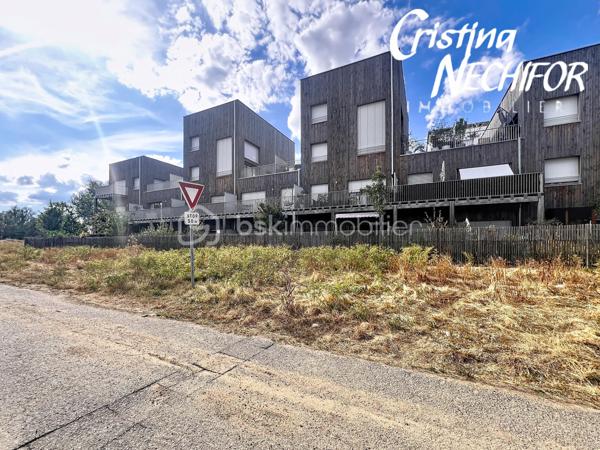 Et si votre prochain chez-vous réunissait emplacement, confort et extérieur ? 

Découvrez ce bel appartement 4 pièces avec jardin, idéalement situé à Montévrain, dans un environnement recherché et particulièrement pratique pour une vie de famille…

4 pièces avec de beaux espaces de vie
Jardin privatif pour profiter des beaux jours, prendre un café en extérieur ou laisser les enfants jouer
1 place de parking en sous-sol
1 cave
 Résidence récente de 2024, pensée selon les standards actuels de confort et de performance énergétique
 Résidence à basse consommation, offrant un cadre de vie moderne et agréable

📍 UN EMPLACEMENT QUI CHANGE TOUT !

🚆 RER A à seulement 7 minutes à pied → idéal pour rejoindre Paris en 35 min et profiter de la proximité de Val d’Europe.

🎒 École maternelle à moins de 5 minutes à pied : un véritable confort au quotidien pour les familles.

🏫 Collège Lucie Aubrac à moins de 10 minutes à pied. 

🎓 Futur lycée de Montévrain à proximité, un projet structurant pour le quartier.

🛍️ Clos du Chêne à environ 5 minutes à pied : commerces, alimentation, services, loisirs, restaurants… tout est réuni à proximité.

🎢 Et bien sûr, vous profitez de l’environnement privilégié de Val d’Europe et de Disneyland Paris, tout en bénéficiant d’un quartier résidentiel et familial.

❤️ POURQUOI VOUS ALLEZ L’AIMER ?

Parce qu’il réunit les critères les plus recherchés aujourd’hui :

un extérieur + une résidence récente + un parking + une cave + les écoles + les commerces + le RER A à pied.

C’est le type de bien qui offre à la fois un vrai confort de vie aujourd’hui et un emplacement recherché pour demain.

Vous recherchez un appartement familial à Montévrain avec jardin et proche du RER ?

Contactez-moi dès maintenant pour recevoir les informations complémentaires et organiser votre visite.