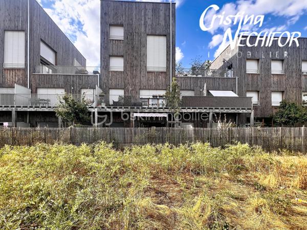 Et si votre prochain chez-vous réunissait emplacement, confort et extérieur ? 

Découvrez ce bel appartement 4 pièces avec jardin, idéalement situé à Montévrain, dans un environnement recherché et particulièrement pratique pour une vie de famille…

4 pièces avec de beaux espaces de vie
Jardin privatif pour profiter des beaux jours, prendre un café en extérieur ou laisser les enfants jouer
1 place de parking en sous-sol
1 cave
 Résidence récente de 2024, pensée selon les standards actuels de confort et de performance énergétique
 Résidence à basse consommation, offrant un cadre de vie moderne et agréable

📍 UN EMPLACEMENT QUI CHANGE TOUT !

🚆 RER A à seulement 7 minutes à pied → idéal pour rejoindre Paris en 35 min et profiter de la proximité de Val d’Europe.

🎒 École maternelle à moins de 5 minutes à pied : un véritable confort au quotidien pour les familles.

🏫 Collège Lucie Aubrac à moins de 10 minutes à pied. 

🎓 Futur lycée de Montévrain à proximité, un projet structurant pour le quartier.

🛍️ Clos du Chêne à environ 5 minutes à pied : commerces, alimentation, services, loisirs, restaurants… tout est réuni à proximité.

🎢 Et bien sûr, vous profitez de l’environnement privilégié de Val d’Europe et de Disneyland Paris, tout en bénéficiant d’un quartier résidentiel et familial.

❤️ POURQUOI VOUS ALLEZ L’AIMER ?

Parce qu’il réunit les critères les plus recherchés aujourd’hui :

un extérieur + une résidence récente + un parking + une cave + les écoles + les commerces + le RER A à pied.

C’est le type de bien qui offre à la fois un vrai confort de vie aujourd’hui et un emplacement recherché pour demain.

Vous recherchez un appartement familial à Montévrain avec jardin et proche du RER ?

Contactez-moi dès maintenant pour recevoir les informations complémentaires et organiser votre visite.