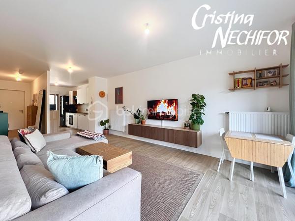 Et si votre prochain chez-vous réunissait emplacement, confort et extérieur ? 

Découvrez ce bel appartement 4 pièces avec jardin, idéalement situé à Montévrain, dans un environnement recherché et particulièrement pratique pour une vie de famille…

4 pièces avec de beaux espaces de vie
Jardin privatif pour profiter des beaux jours, prendre un café en extérieur ou laisser les enfants jouer
1 place de parking en sous-sol
1 cave
 Résidence récente de 2024, pensée selon les standards actuels de confort et de performance énergétique
 Résidence à basse consommation, offrant un cadre de vie moderne et agréable

📍 UN EMPLACEMENT QUI CHANGE TOUT !

🚆 RER A à seulement 7 minutes à pied → idéal pour rejoindre Paris en 35 min et profiter de la proximité de Val d’Europe.

🎒 École maternelle à moins de 5 minutes à pied : un véritable confort au quotidien pour les familles.

🏫 Collège Lucie Aubrac à moins de 10 minutes à pied. 

🎓 Futur lycée de Montévrain à proximité, un projet structurant pour le quartier.

🛍️ Clos du Chêne à environ 5 minutes à pied : commerces, alimentation, services, loisirs, restaurants… tout est réuni à proximité.

🎢 Et bien sûr, vous profitez de l’environnement privilégié de Val d’Europe et de Disneyland Paris, tout en bénéficiant d’un quartier résidentiel et familial.

❤️ POURQUOI VOUS ALLEZ L’AIMER ?

Parce qu’il réunit les critères les plus recherchés aujourd’hui :

un extérieur + une résidence récente + un parking + une cave + les écoles + les commerces + le RER A à pied.

C’est le type de bien qui offre à la fois un vrai confort de vie aujourd’hui et un emplacement recherché pour demain.

Vous recherchez un appartement familial à Montévrain avec jardin et proche du RER ?

Contactez-moi dès maintenant pour recevoir les informations complémentaires et organiser votre visite.