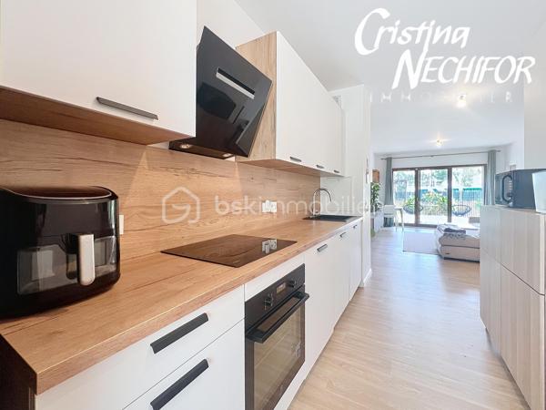 Et si votre prochain chez-vous réunissait emplacement, confort et extérieur ? 

Découvrez ce bel appartement 4 pièces avec jardin, idéalement situé à Montévrain, dans un environnement recherché et particulièrement pratique pour une vie de famille…

4 pièces avec de beaux espaces de vie
Jardin privatif pour profiter des beaux jours, prendre un café en extérieur ou laisser les enfants jouer
1 place de parking en sous-sol
1 cave
 Résidence récente de 2024, pensée selon les standards actuels de confort et de performance énergétique
 Résidence à basse consommation, offrant un cadre de vie moderne et agréable

📍 UN EMPLACEMENT QUI CHANGE TOUT !

🚆 RER A à seulement 7 minutes à pied → idéal pour rejoindre Paris en 35 min et profiter de la proximité de Val d’Europe.

🎒 École maternelle à moins de 5 minutes à pied : un véritable confort au quotidien pour les familles.

🏫 Collège Lucie Aubrac à moins de 10 minutes à pied. 

🎓 Futur lycée de Montévrain à proximité, un projet structurant pour le quartier.

🛍️ Clos du Chêne à environ 5 minutes à pied : commerces, alimentation, services, loisirs, restaurants… tout est réuni à proximité.

🎢 Et bien sûr, vous profitez de l’environnement privilégié de Val d’Europe et de Disneyland Paris, tout en bénéficiant d’un quartier résidentiel et familial.

❤️ POURQUOI VOUS ALLEZ L’AIMER ?

Parce qu’il réunit les critères les plus recherchés aujourd’hui :

un extérieur + une résidence récente + un parking + une cave + les écoles + les commerces + le RER A à pied.

C’est le type de bien qui offre à la fois un vrai confort de vie aujourd’hui et un emplacement recherché pour demain.

Vous recherchez un appartement familial à Montévrain avec jardin et proche du RER ?

Contactez-moi dès maintenant pour recevoir les informations complémentaires et organiser votre visite.