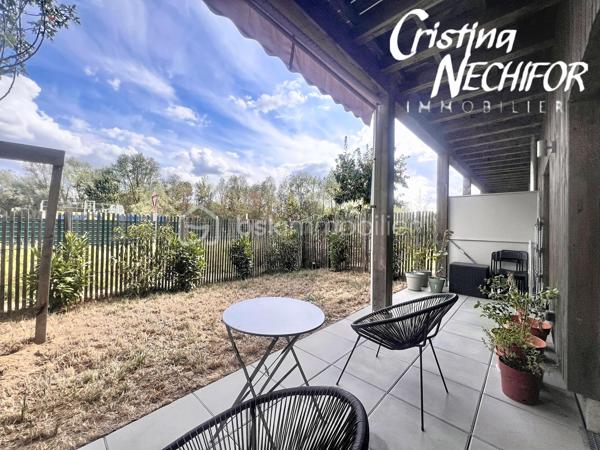 Et si votre prochain chez-vous réunissait emplacement, confort et extérieur ? 

Découvrez ce bel appartement 4 pièces avec jardin, idéalement situé à Montévrain, dans un environnement recherché et particulièrement pratique pour une vie de famille…

4 pièces avec de beaux espaces de vie
Jardin privatif pour profiter des beaux jours, prendre un café en extérieur ou laisser les enfants jouer
1 place de parking en sous-sol
1 cave
 Résidence récente de 2024, pensée selon les standards actuels de confort et de performance énergétique
 Résidence à basse consommation, offrant un cadre de vie moderne et agréable

📍 UN EMPLACEMENT QUI CHANGE TOUT !

🚆 RER A à seulement 7 minutes à pied → idéal pour rejoindre Paris en 35 min et profiter de la proximité de Val d’Europe.

🎒 École maternelle à moins de 5 minutes à pied : un véritable confort au quotidien pour les familles.

🏫 Collège Lucie Aubrac à moins de 10 minutes à pied. 

🎓 Futur lycée de Montévrain à proximité, un projet structurant pour le quartier.

🛍️ Clos du Chêne à environ 5 minutes à pied : commerces, alimentation, services, loisirs, restaurants… tout est réuni à proximité.

🎢 Et bien sûr, vous profitez de l’environnement privilégié de Val d’Europe et de Disneyland Paris, tout en bénéficiant d’un quartier résidentiel et familial.

❤️ POURQUOI VOUS ALLEZ L’AIMER ?

Parce qu’il réunit les critères les plus recherchés aujourd’hui :

un extérieur + une résidence récente + un parking + une cave + les écoles + les commerces + le RER A à pied.

C’est le type de bien qui offre à la fois un vrai confort de vie aujourd’hui et un emplacement recherché pour demain.

Vous recherchez un appartement familial à Montévrain avec jardin et proche du RER ?

Contactez-moi dès maintenant pour recevoir les informations complémentaires et organiser votre visite.