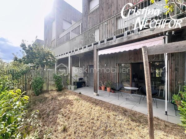 Et si votre prochain chez-vous réunissait emplacement, confort et extérieur ? 

Découvrez ce bel appartement 4 pièces avec jardin, idéalement situé à Montévrain, dans un environnement recherché et particulièrement pratique pour une vie de famille…

4 pièces avec de beaux espaces de vie
Jardin privatif pour profiter des beaux jours, prendre un café en extérieur ou laisser les enfants jouer
1 place de parking en sous-sol
1 cave
 Résidence récente de 2024, pensée selon les standards actuels de confort et de performance énergétique
 Résidence à basse consommation, offrant un cadre de vie moderne et agréable

📍 UN EMPLACEMENT QUI CHANGE TOUT !

🚆 RER A à seulement 7 minutes à pied → idéal pour rejoindre Paris en 35 min et profiter de la proximité de Val d’Europe.

🎒 École maternelle à moins de 5 minutes à pied : un véritable confort au quotidien pour les familles.

🏫 Collège Lucie Aubrac à moins de 10 minutes à pied. 

🎓 Futur lycée de Montévrain à proximité, un projet structurant pour le quartier.

🛍️ Clos du Chêne à environ 5 minutes à pied : commerces, alimentation, services, loisirs, restaurants… tout est réuni à proximité.

🎢 Et bien sûr, vous profitez de l’environnement privilégié de Val d’Europe et de Disneyland Paris, tout en bénéficiant d’un quartier résidentiel et familial.

❤️ POURQUOI VOUS ALLEZ L’AIMER ?

Parce qu’il réunit les critères les plus recherchés aujourd’hui :

un extérieur + une résidence récente + un parking + une cave + les écoles + les commerces + le RER A à pied.

C’est le type de bien qui offre à la fois un vrai confort de vie aujourd’hui et un emplacement recherché pour demain.

Vous recherchez un appartement familial à Montévrain avec jardin et proche du RER ?

Contactez-moi dès maintenant pour recevoir les informations complémentaires et organiser votre visite.